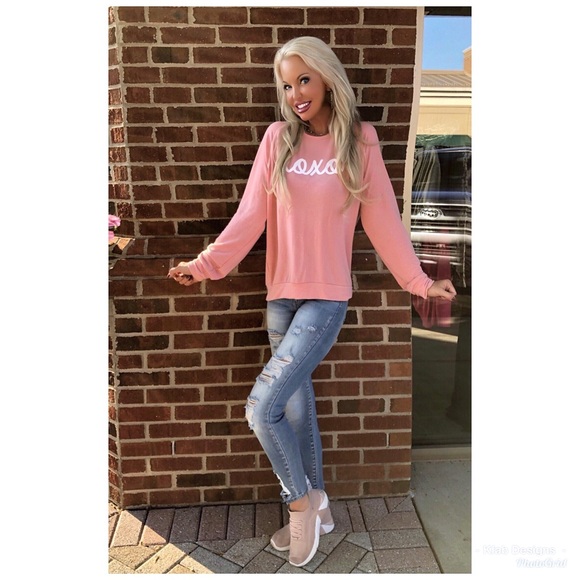 🛍LAST 1! Oversized Graphic XOXO 💋 Sweatshirt! - Picture 3 of 5